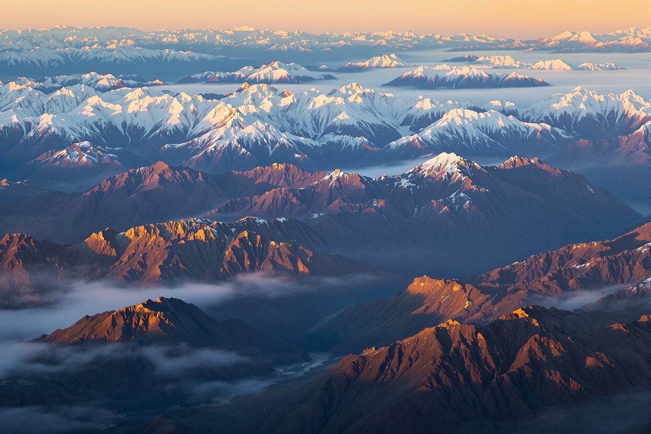 草莓视频播放 - 天山山脉壮丽全景，金色阳光映照雪山